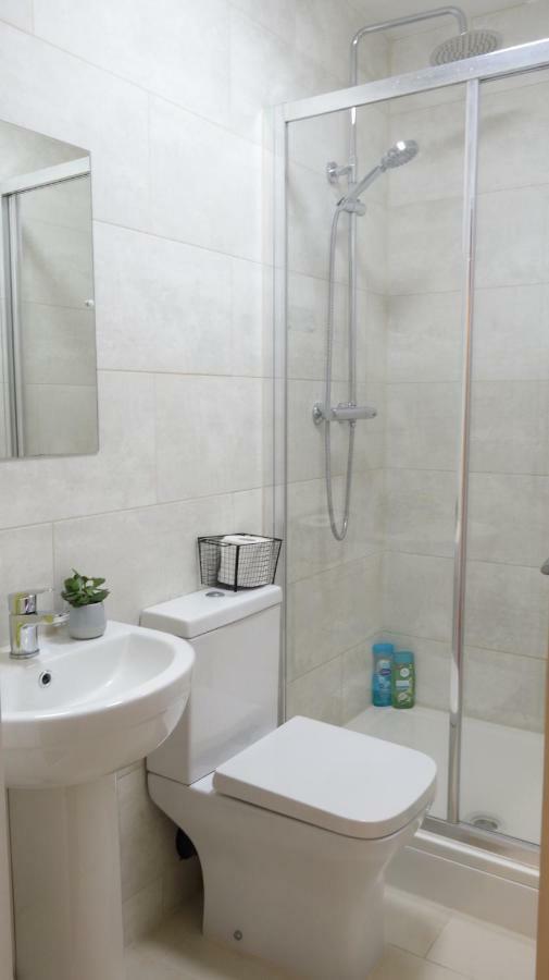 Luxury 2 Bed 2 Bath - Free Parking - 5Min To Airport - Sleeps 6 Apartment Ashford  Ngoại thất bức ảnh