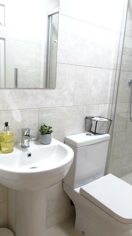 Luxury 2 Bed 2 Bath - Free Parking - 5Min To Airport - Sleeps 6 Apartment Ashford  Ngoại thất bức ảnh
